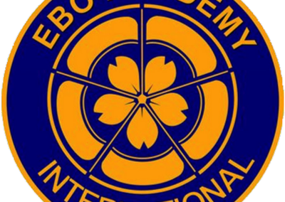Het ronde logo van Ebo Academy International.